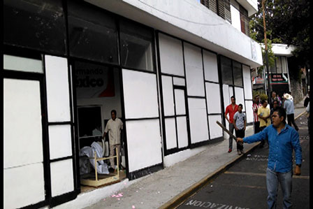 Candidatos del PRI-Morelos causan destrozos en edificio del partido