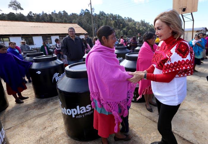 Leticia Coello de Velasco junto a Andrés Carballo Bustamante encabezó la entrega de 200 tanques rústicos a igual número de familias de la comunidad de Napité