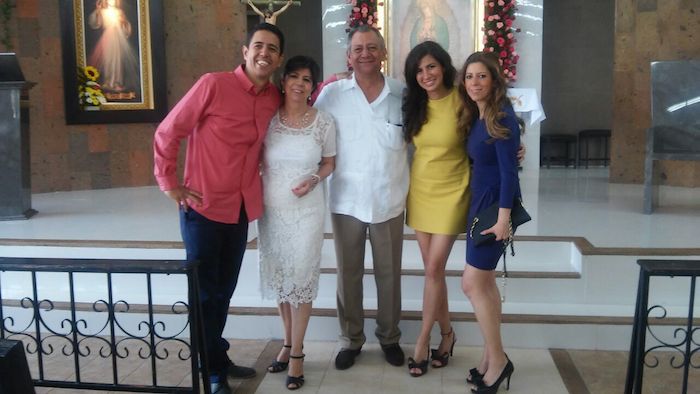 Lita Rodriguez y Panchito Lara rodeados de sus 3 hijos