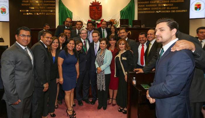Gobernador atestigua entrega de la Medalla “Manuel Velasco Suárez” al destacado médico